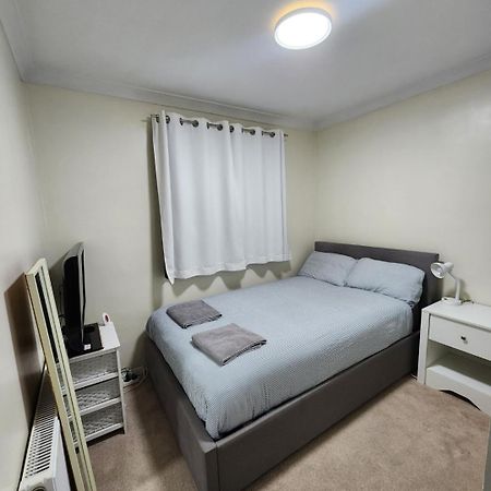Double Room In Crawley,Gatwick,West Sussex Ifield Exterior photo